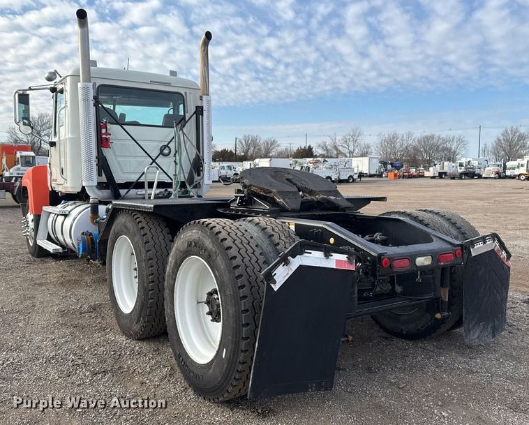 image for item EG2448 2015 Mack CHU613 semi truck