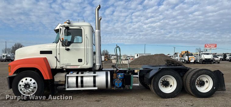 image for item EG2448 2015 Mack CHU613 semi truck