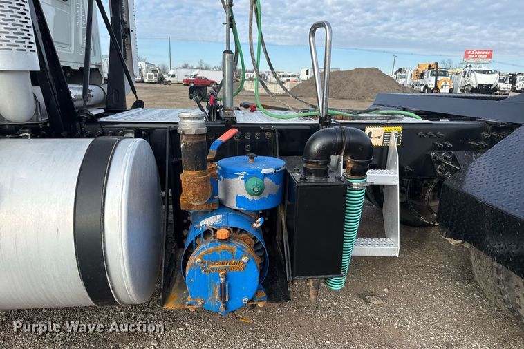 image for item EG2448 2015 Mack CHU613 semi truck