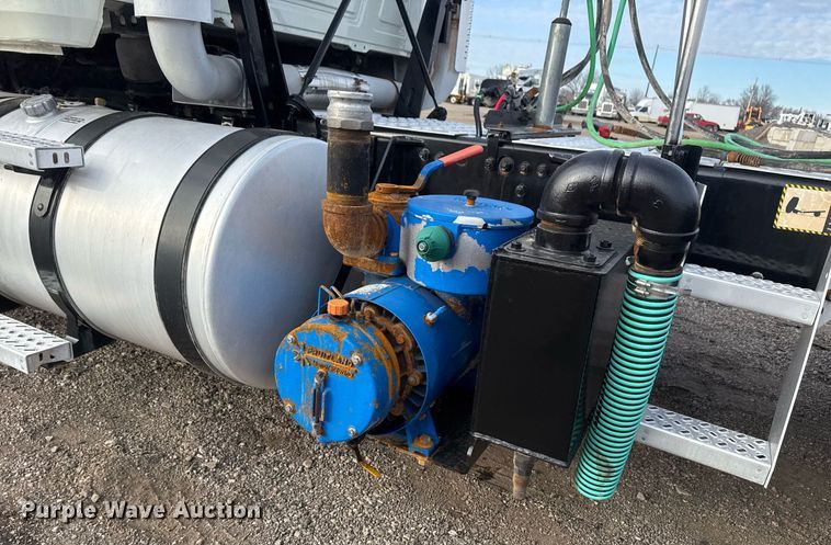 image for item EG2448 2015 Mack CHU613 semi truck