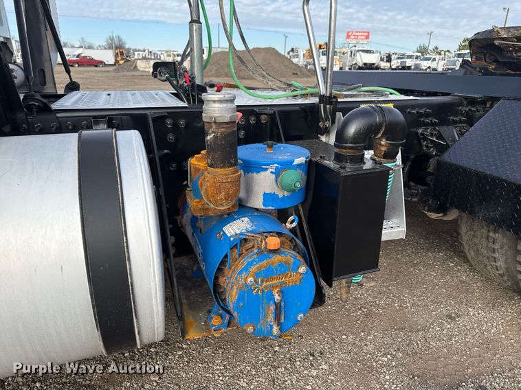 image for item EG2448 2015 Mack CHU613 semi truck