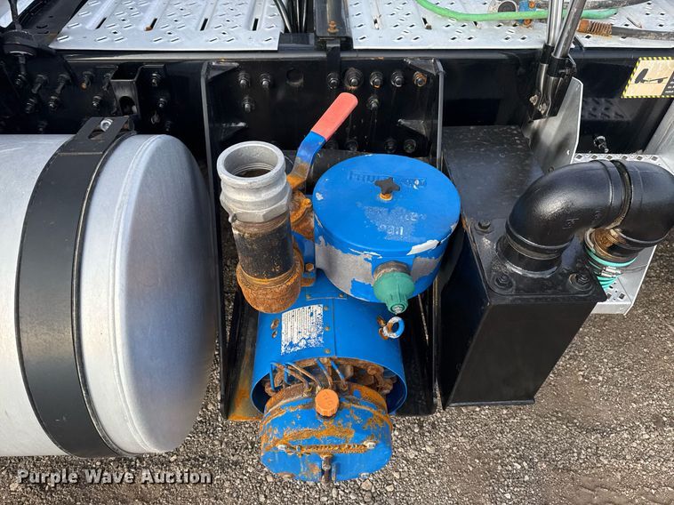 image for item EG2448 2015 Mack CHU613 semi truck