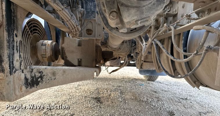 image for item EG2448 2015 Mack CHU613 semi truck