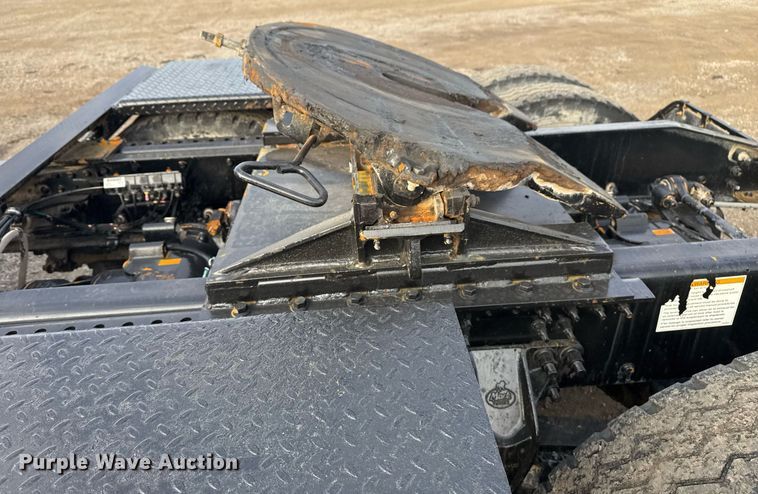 image for item EG2448 2015 Mack CHU613 semi truck