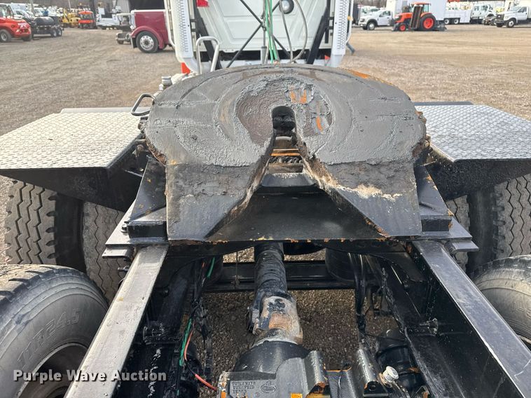 image for item EG2448 2015 Mack CHU613 semi truck