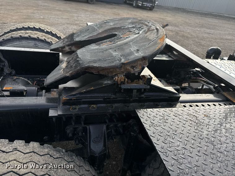 image for item EG2448 2015 Mack CHU613 semi truck