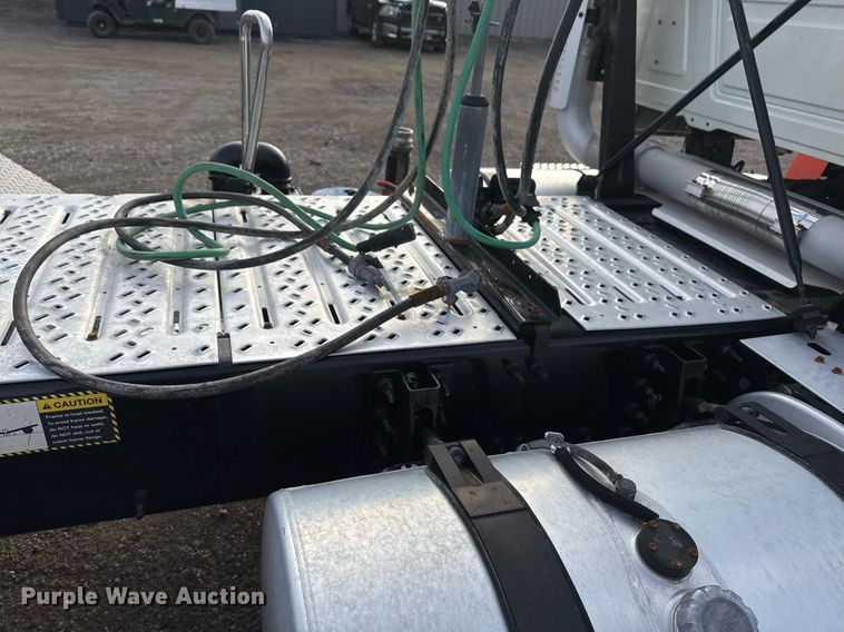 image for item EG2448 2015 Mack CHU613 semi truck