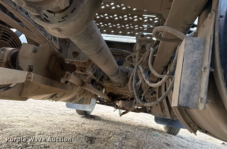 image for item EG2448 2015 Mack CHU613 semi truck