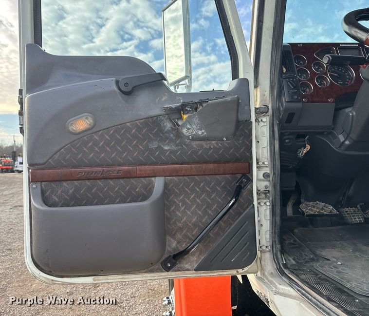 image for item EG2448 2015 Mack CHU613 semi truck