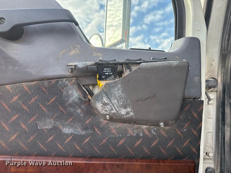 image for item EG2448 2015 Mack CHU613 semi truck