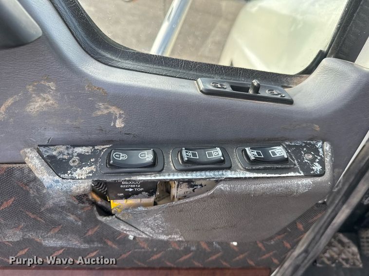 image for item EG2448 2015 Mack CHU613 semi truck