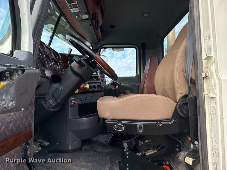 image for item EG2448 2015 Mack CHU613 semi truck