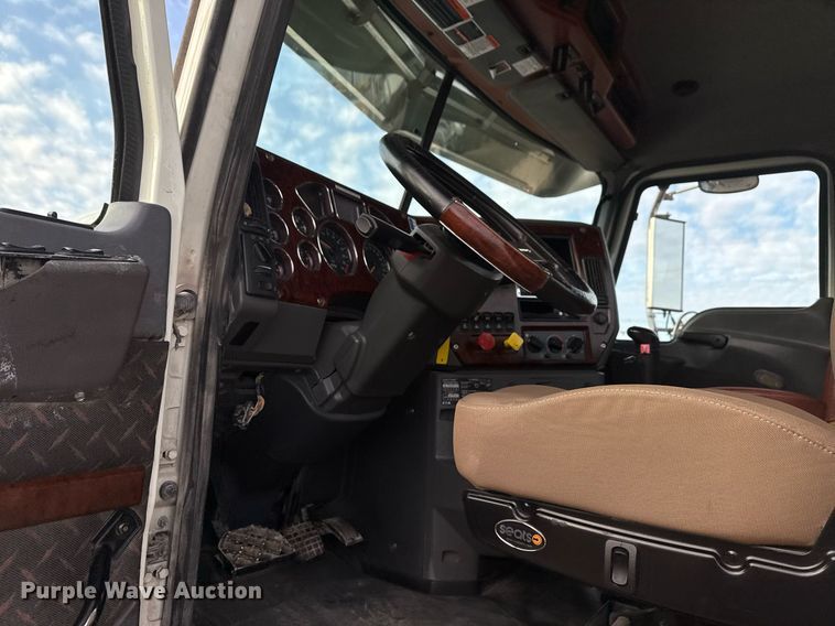 image for item EG2448 2015 Mack CHU613 semi truck