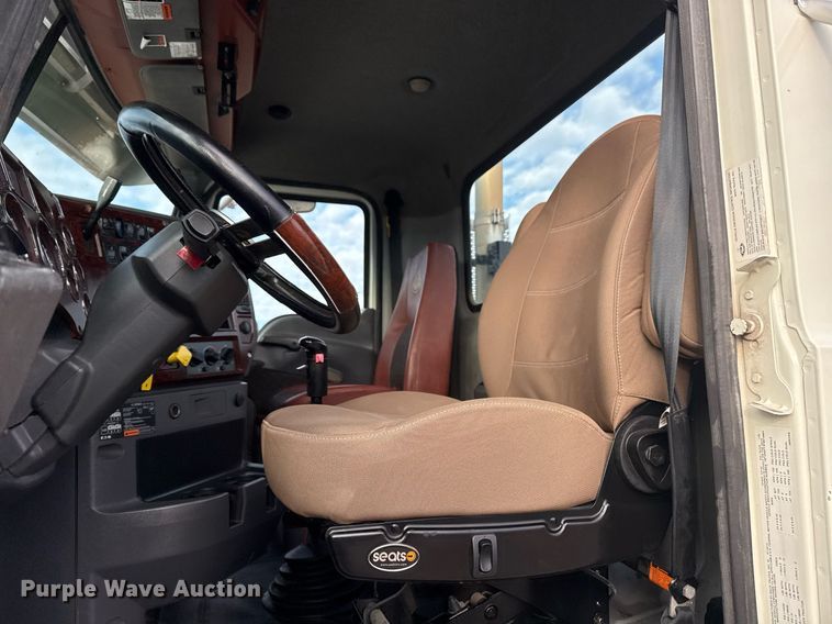 image for item EG2448 2015 Mack CHU613 semi truck