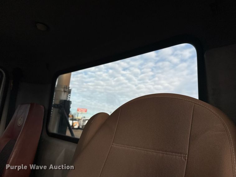 image for item EG2448 2015 Mack CHU613 semi truck