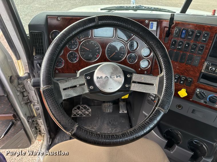 image for item EG2448 2015 Mack CHU613 semi truck