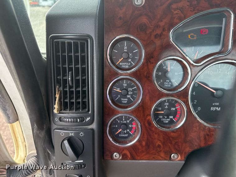 image for item EG2448 2015 Mack CHU613 semi truck