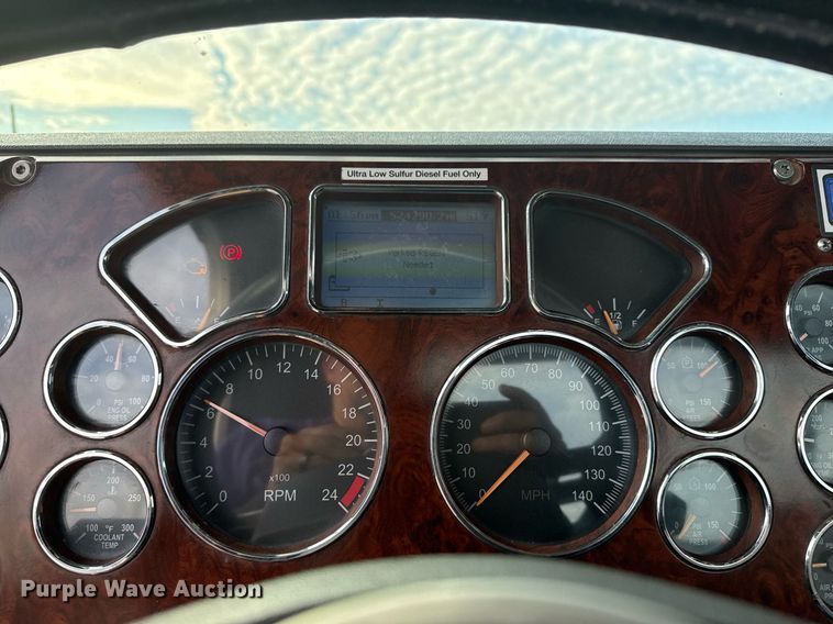 image for item EG2448 2015 Mack CHU613 semi truck