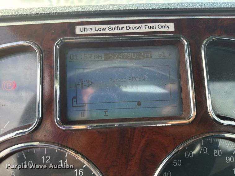 image for item EG2448 2015 Mack CHU613 semi truck