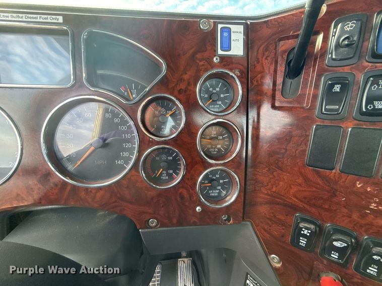 image for item EG2448 2015 Mack CHU613 semi truck