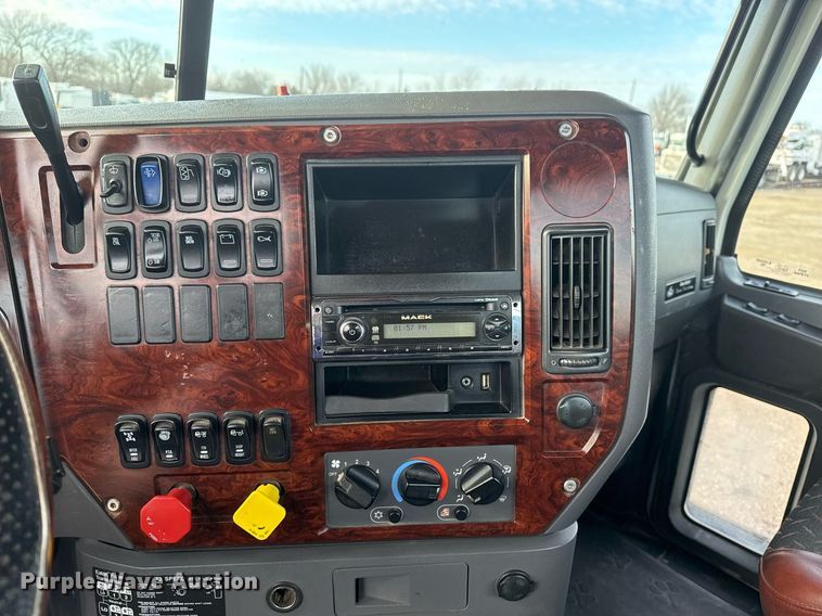 image for item EG2448 2015 Mack CHU613 semi truck