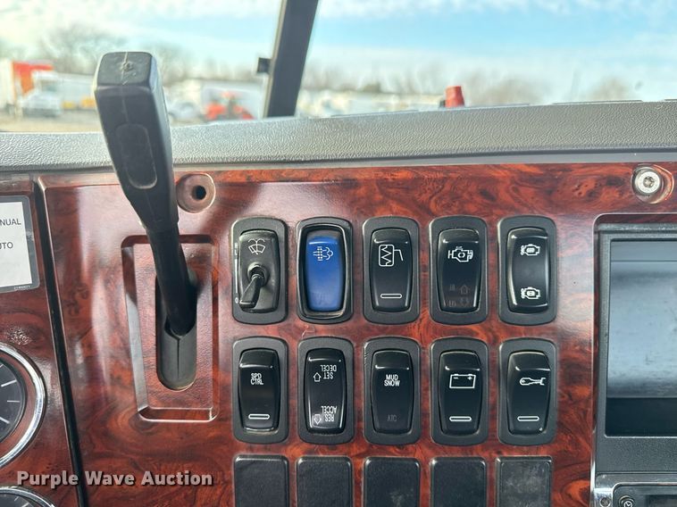 image for item EG2448 2015 Mack CHU613 semi truck