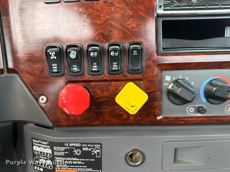 image for item EG2448 2015 Mack CHU613 semi truck