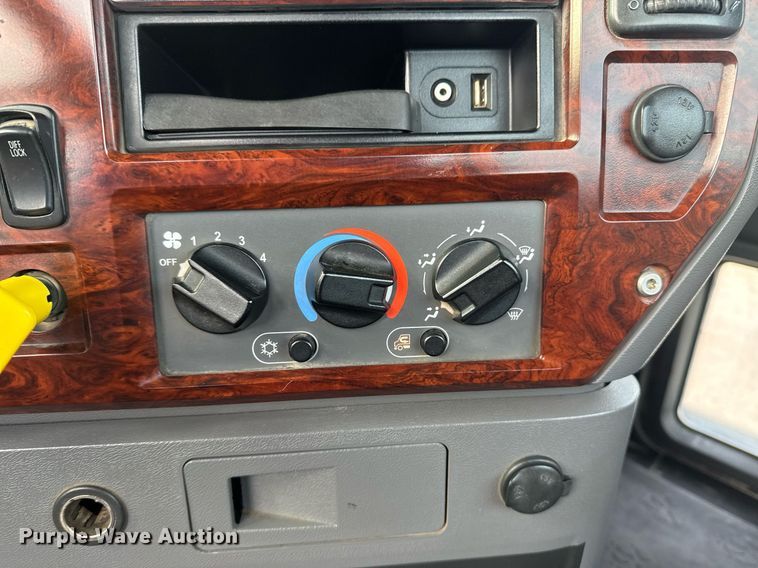 image for item EG2448 2015 Mack CHU613 semi truck