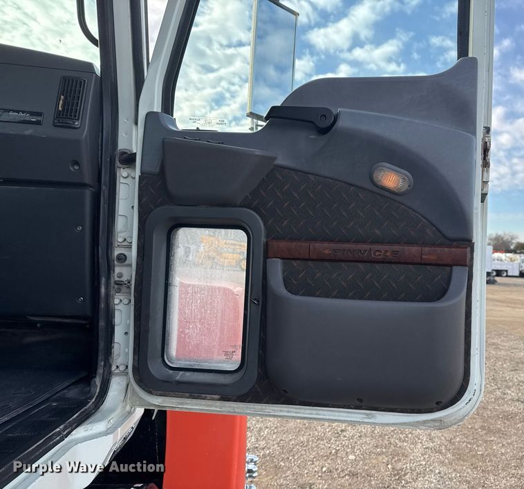 image for item EG2448 2015 Mack CHU613 semi truck