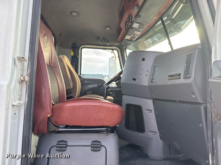 image for item EG2448 2015 Mack CHU613 semi truck