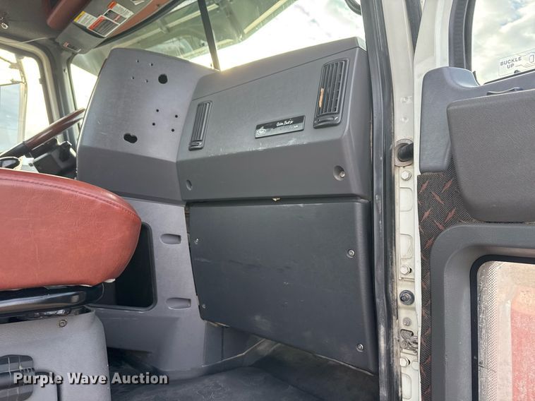 image for item EG2448 2015 Mack CHU613 semi truck