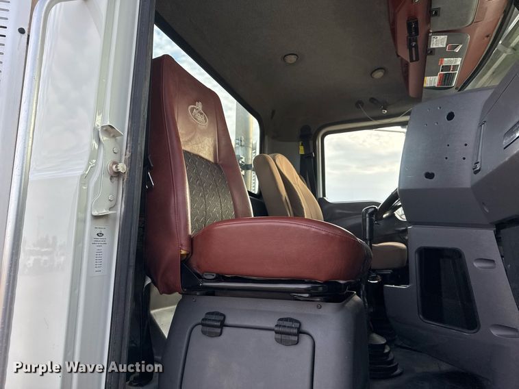 image for item EG2448 2015 Mack CHU613 semi truck