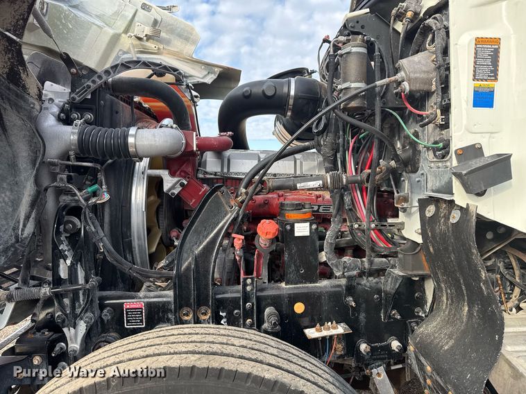 image for item EG2448 2015 Mack CHU613 semi truck