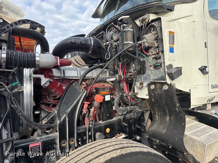 image for item EG2448 2015 Mack CHU613 semi truck