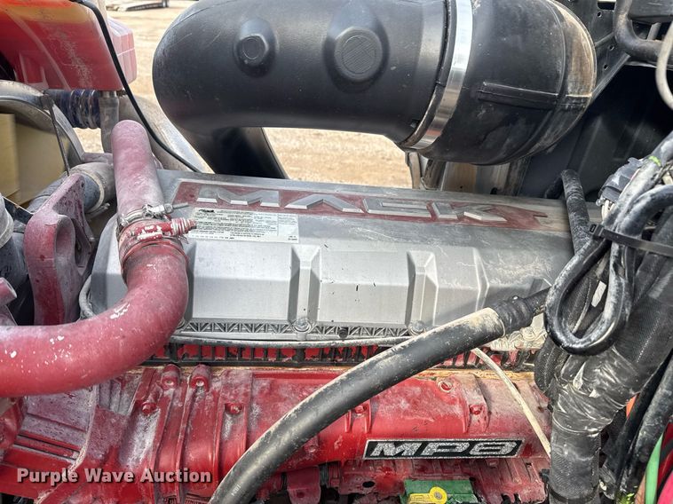 image for item EG2448 2015 Mack CHU613 semi truck