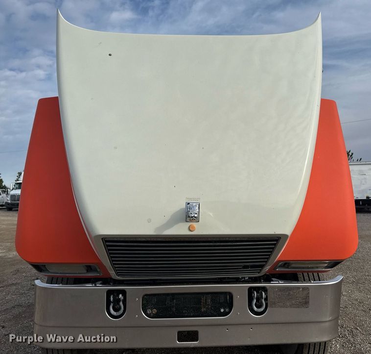 image for item EG2448 2015 Mack CHU613 semi truck