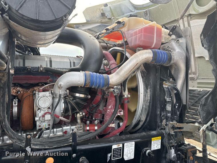 image for item EG2448 2015 Mack CHU613 semi truck