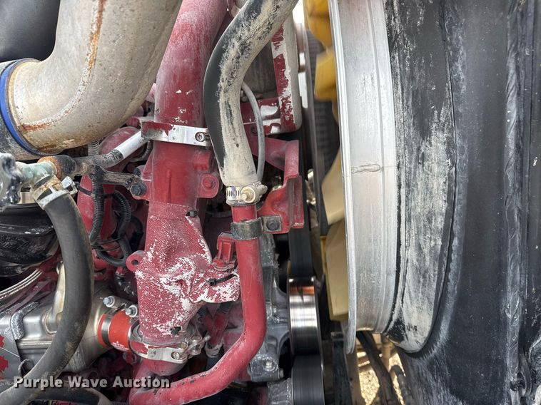 image for item EG2448 2015 Mack CHU613 semi truck