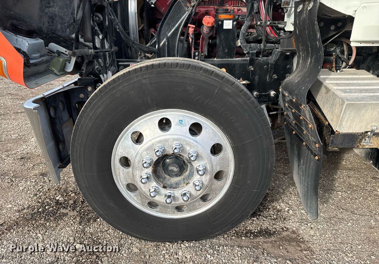 image for item EG2448 2015 Mack CHU613 semi truck