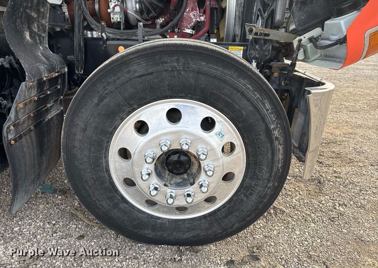 image for item EG2448 2015 Mack CHU613 semi truck