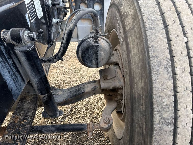 image for item EG2448 2015 Mack CHU613 semi truck