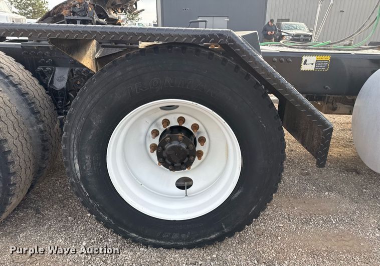 image for item EG2448 2015 Mack CHU613 semi truck