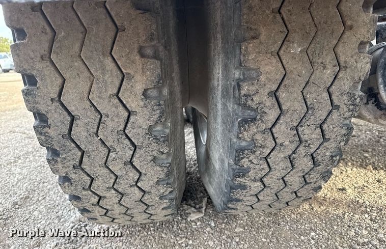 image for item EG2448 2015 Mack CHU613 semi truck