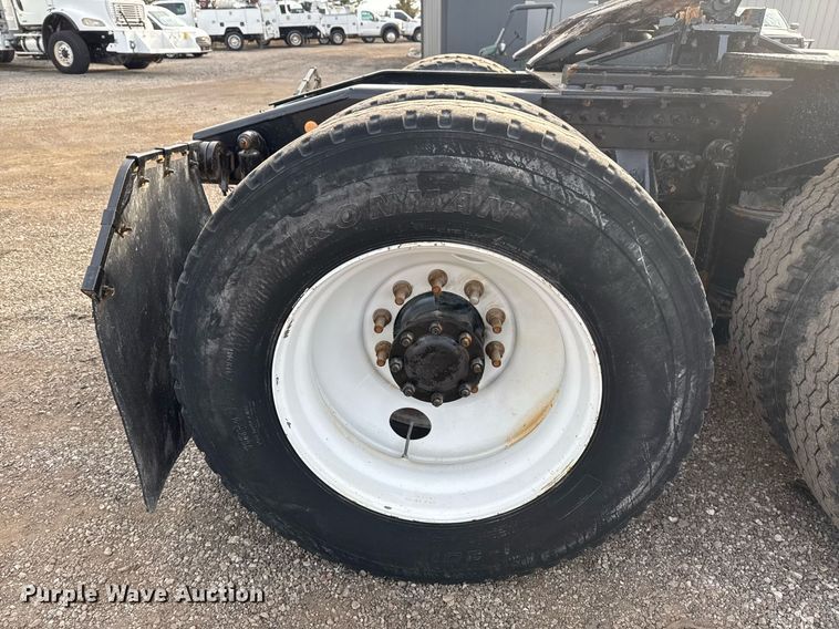 image for item EG2448 2015 Mack CHU613 semi truck