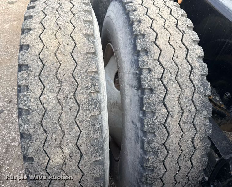 image for item EG2448 2015 Mack CHU613 semi truck