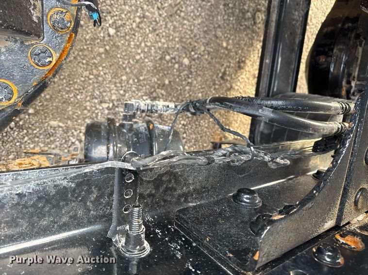 image for item EG2448 2015 Mack CHU613 semi truck