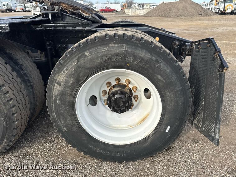 image for item EG2448 2015 Mack CHU613 semi truck