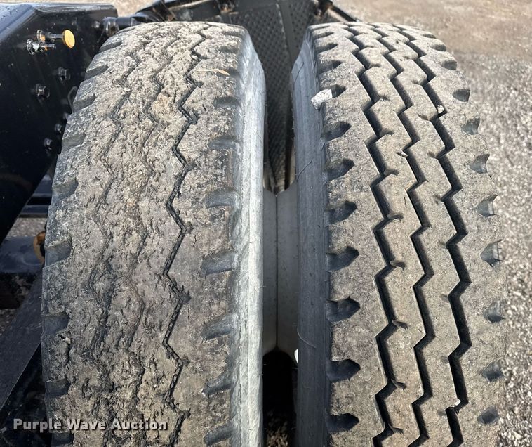 image for item EG2448 2015 Mack CHU613 semi truck