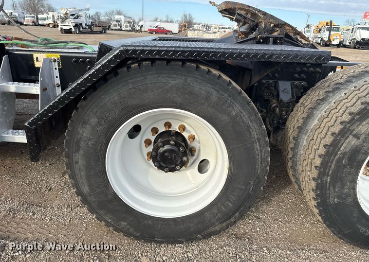 image for item EG2448 2015 Mack CHU613 semi truck