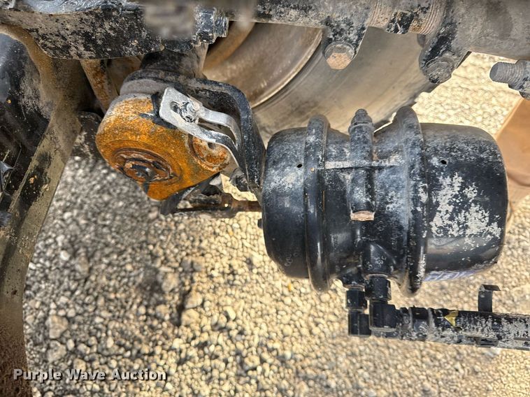 image for item EG2448 2015 Mack CHU613 semi truck